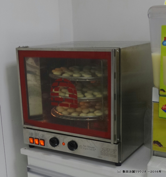 A poderosa máquina de fazer milhares de pães de queijo ao mesmo tempo. Item comum em listas de casamento da província das Minas Gerais.